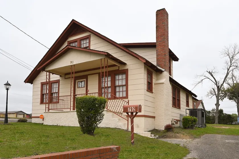 Ron's Siesta Airbnb - Image 1