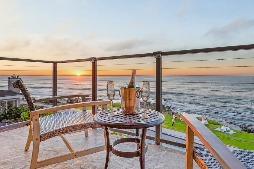 Sur La Mer, beachfront, tidal pools - Image 1
