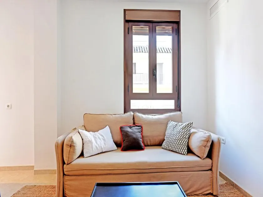 Spacious 3 bedroom flat - Image 1