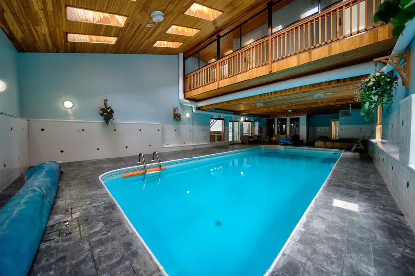 HUGE HOUSE Sleeps 22 Indoor Pool/hottub/gym/sauna - Image 1