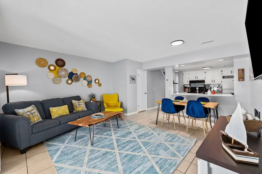 5 MIN WALK TO BEACH / PET FRIENDLY / KING BED-W&D IN UNIT / HI-SPEED WIFI - Image 1