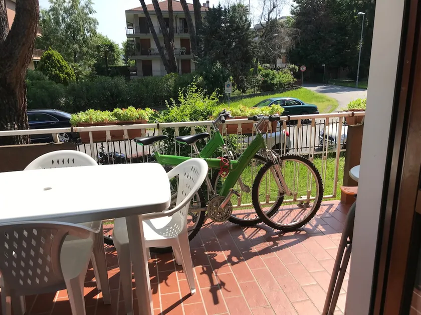 The terrace with bicycles a stone's throw from the lake - Image 1