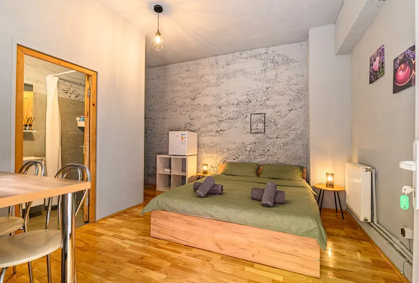 Charming Studio with Garden & Parking - Image 1