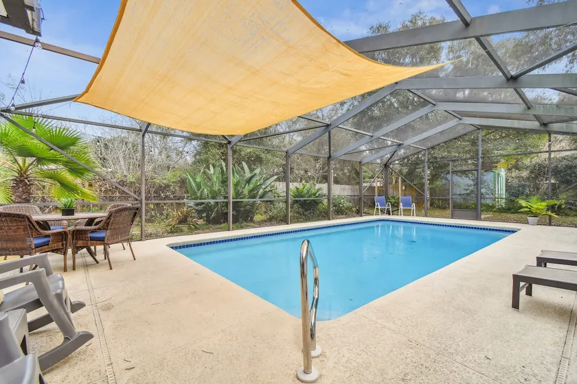 St Augustine spacious retreat with pool, pets ok - Image 1