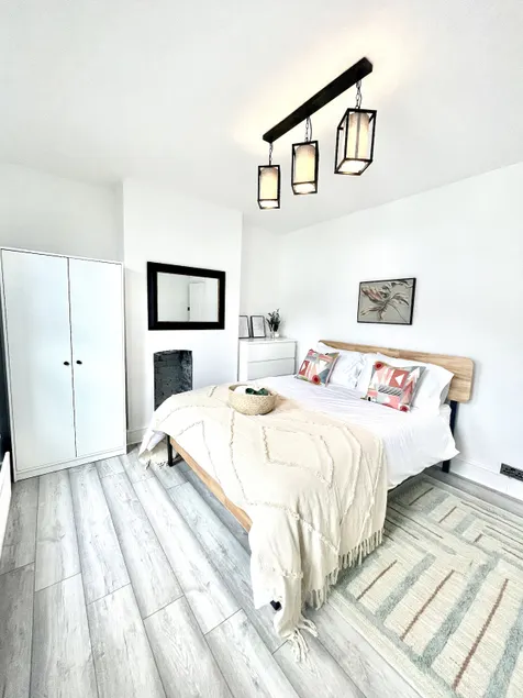 Modern Luxury Spacious 2 Bed House in Rochester - Image 1