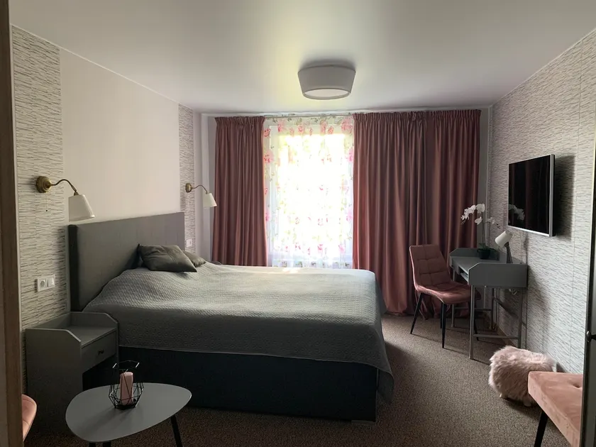 An apartment with a kitchenette. - Image 1