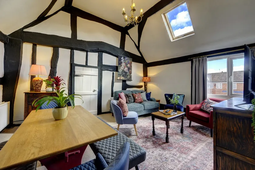 Loft Cottage by Spa Town Property - 2 Bed Tudor Retreat Near to Stratford-upon-Avon, Warwick & Solihull - Image 1