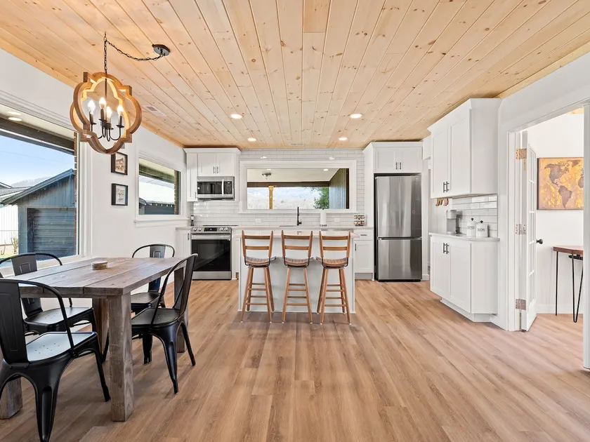 Spacious & Modern Mountain View Cottage - Image 1
