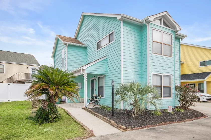 ONE More Happy Day 3BR-3BA Beach House w-HotTub, Sleeps 11 - Image 1