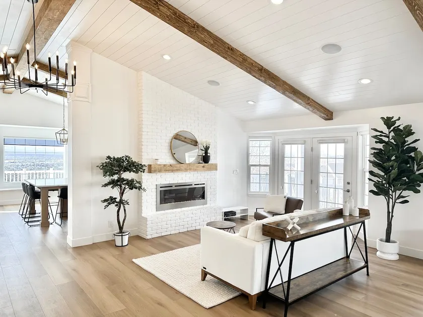 Luxury Retreat with Spectacular Views - Image 1