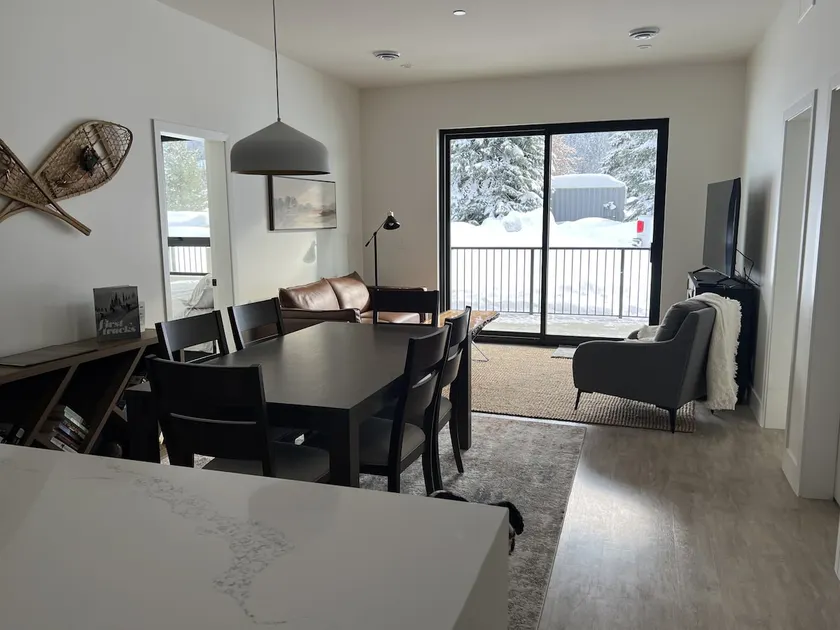 Cozy Huckleberry Hideaway, brand-new with Hot Tub - Image 1