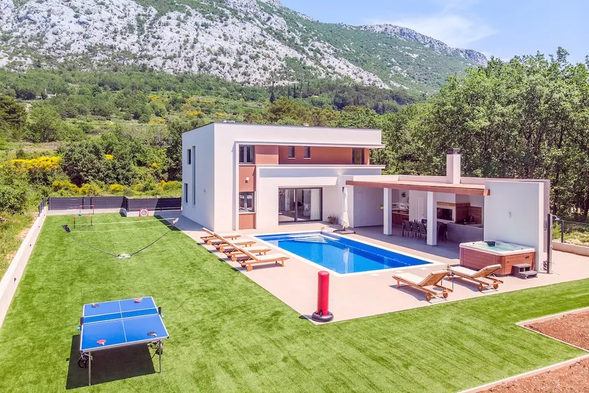 New luxury villa with heated pool and jacuzzi! - Image 1