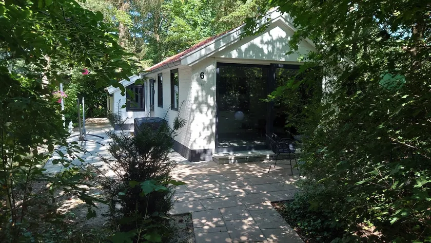Luxurious overnight stay with Jacuzzi wooded area. - Image 1