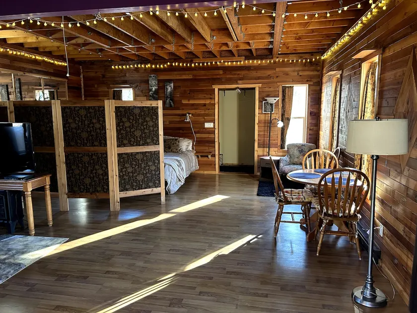 Creekside Retreat Guesthouse - Image 1