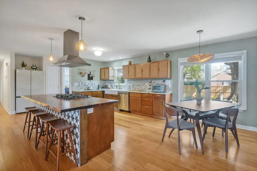 New! Modern Family Home with Large Yard - Image 1