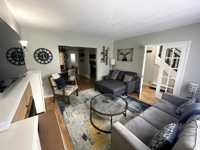 Central - 3 beds, King Bed, 2 TVs, 2 bathrooms - Image 1