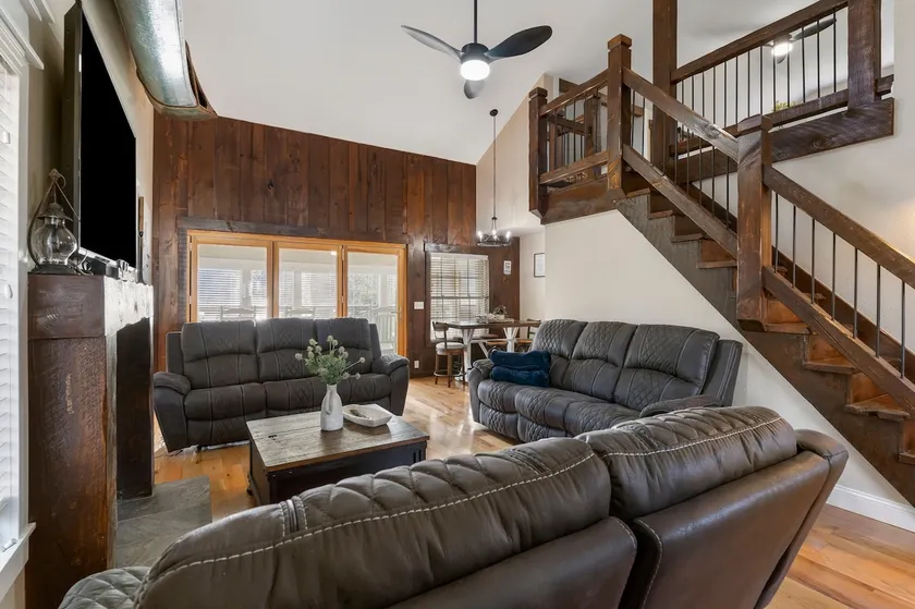 Bluff cabin on the lake in Branson - Image 1