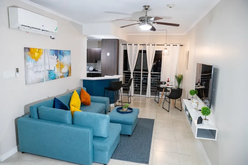 Modern New Kingston Condo, pool, 24h security, gym - Image 1