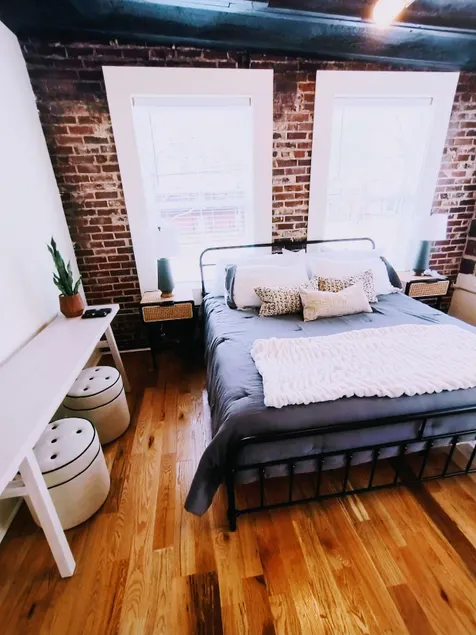 King's Court (Apt C)-Luxury 2br w/ King Bed Dwntwn - Image 1