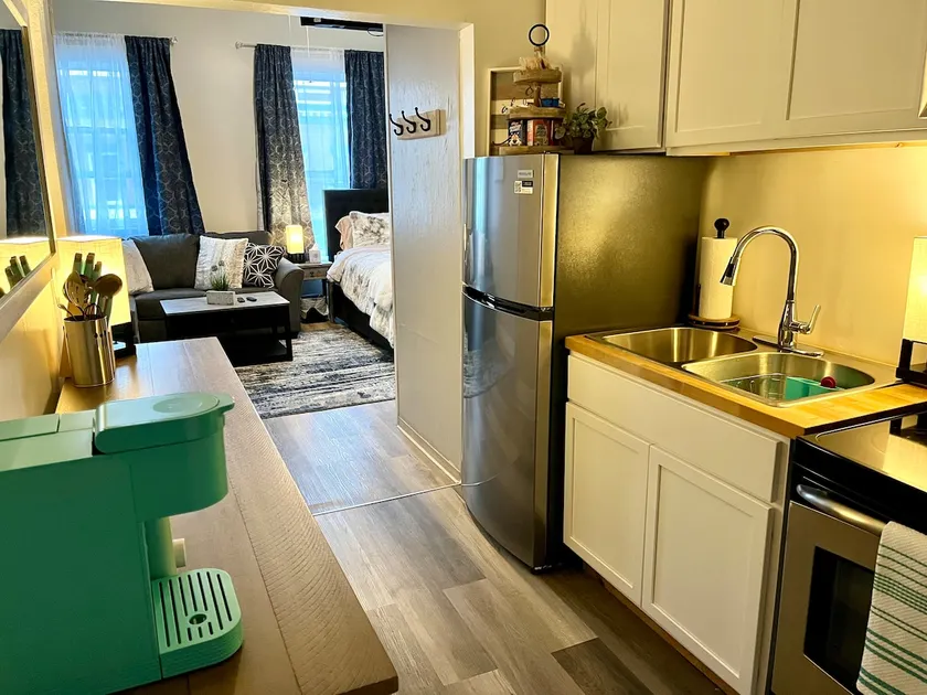 Historic Downtown Studio w Kitchen - Image 1