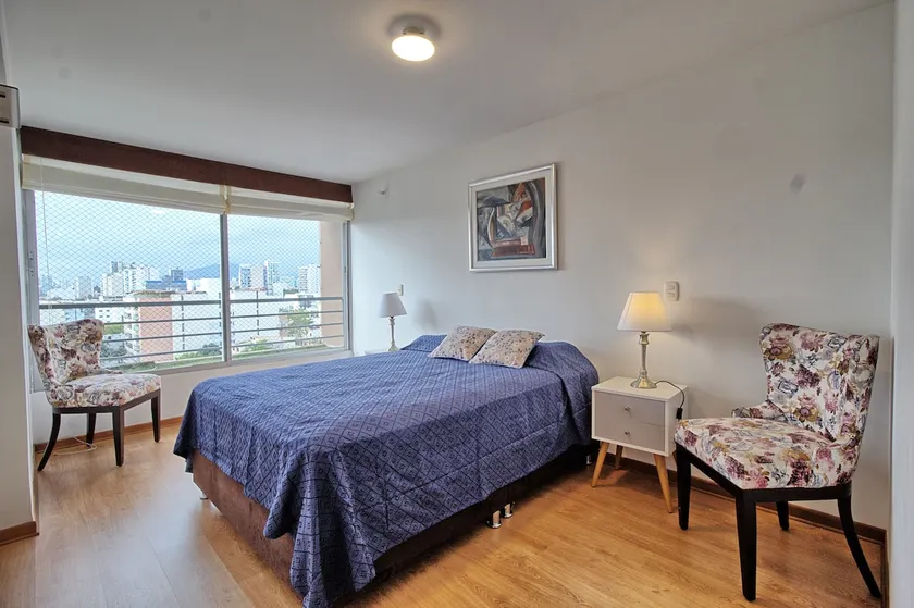Cozy, stunning 3 BR Apartment - Image 1