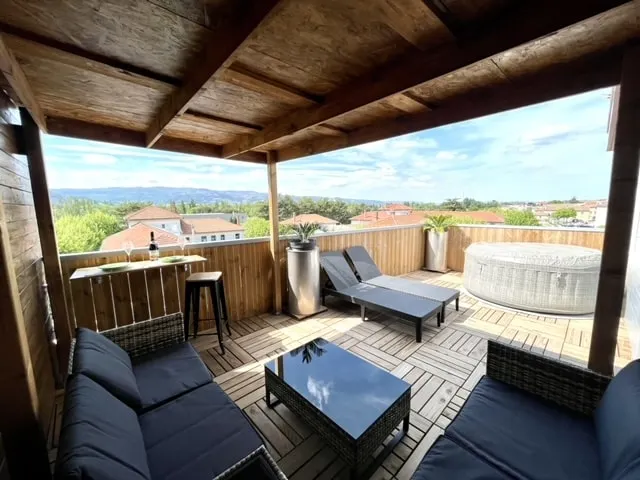 Comfortable 2 bedroom, beautiful terrace - Image 1