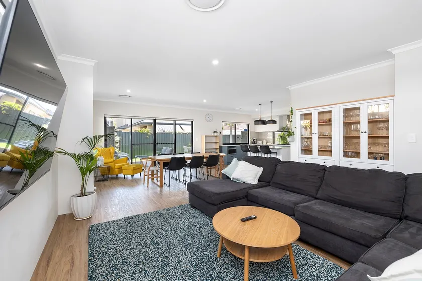 Family Friendly Close 2 Airport, Optus, Crown & City - Image 1