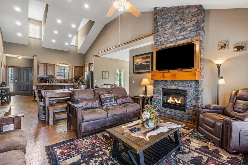 Bear Creek Lodge! Priv Hot Tub, Billiards, 2 Pools - Image 1
