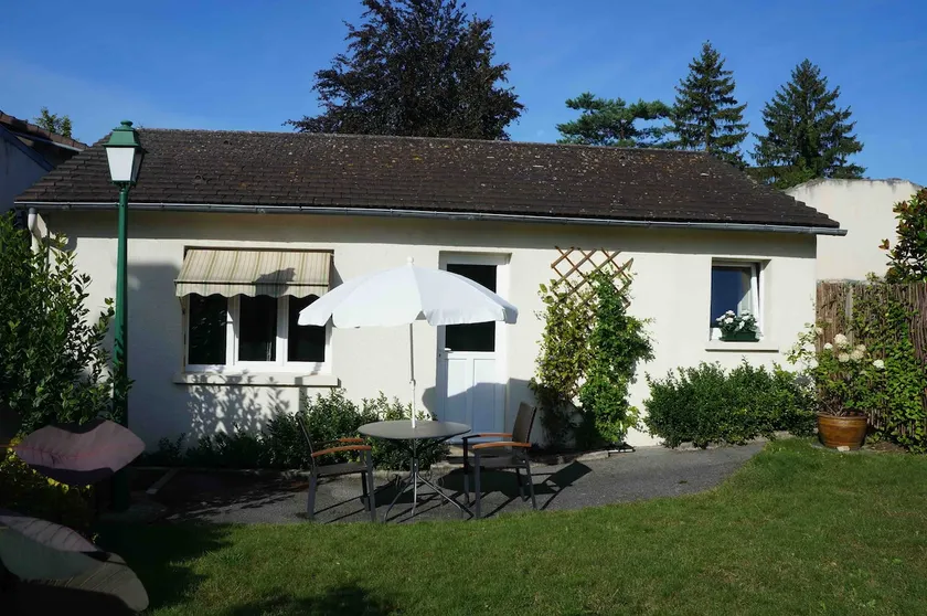 detached house with garden - Image 1