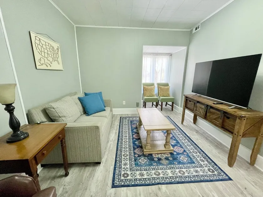 Downtown Modern 2BR/2BA Retreat w/ Free Parkings - Image 1
