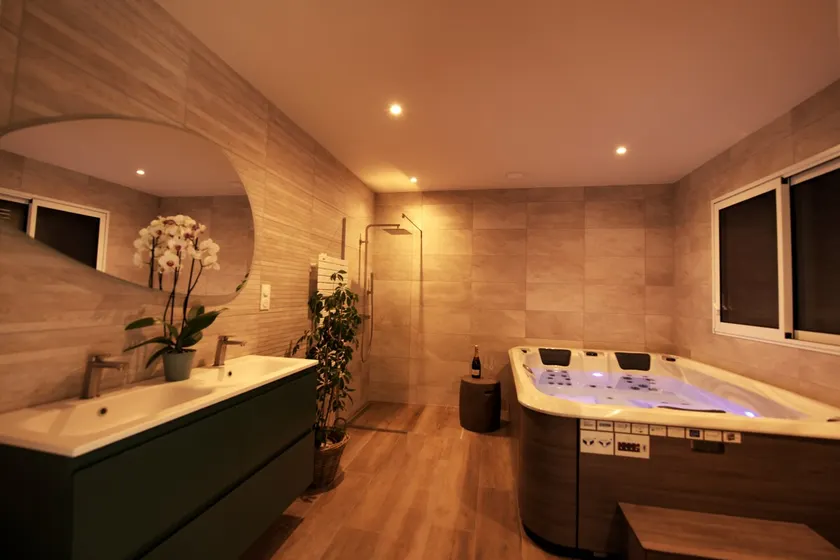 Romantic Suite with Hot Tub - Image 1