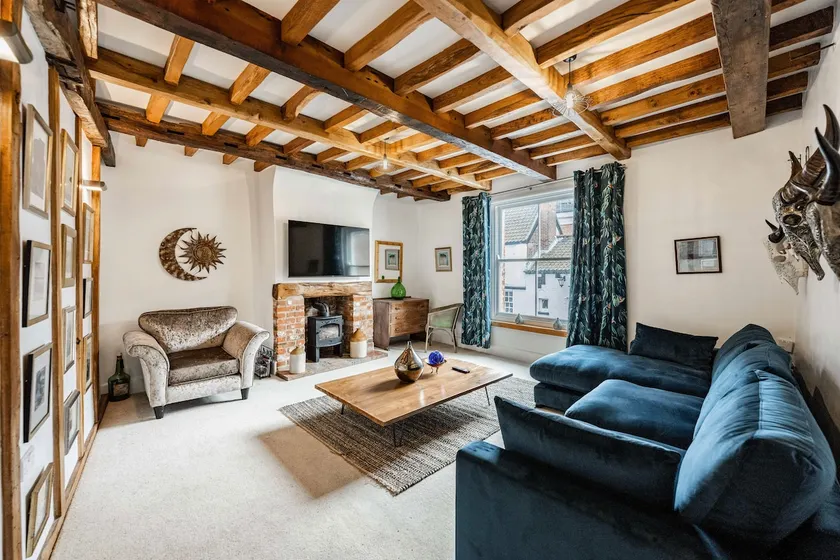 Chic Cottage-style 2-bed Maisonette - Image 1