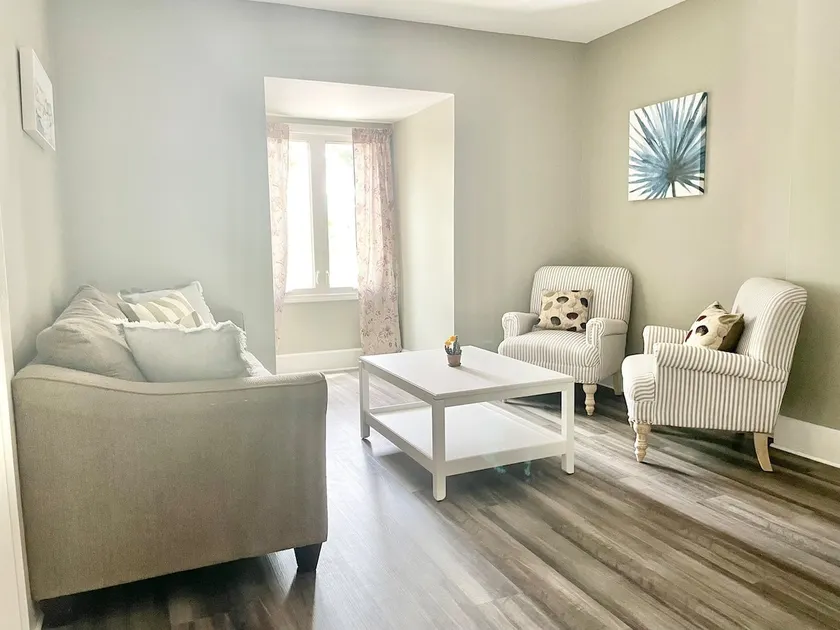 Cozy 1BR Downtown Getaway w/ Free Parking - Image 1