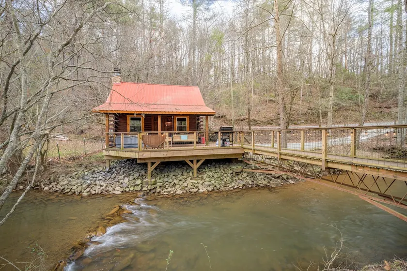 Calming Creekside Cabin - Image 1