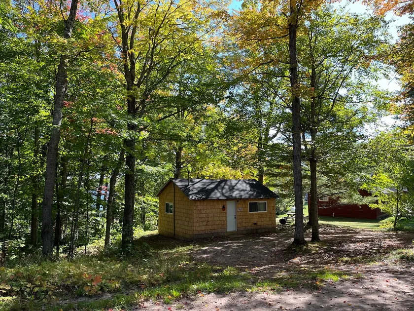 1 bedroom lake view cabin. Pet friendly. - Image 1