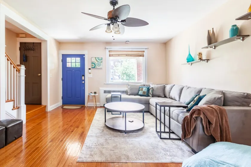 Modern DC row house - Prime location, free parking - Image 1