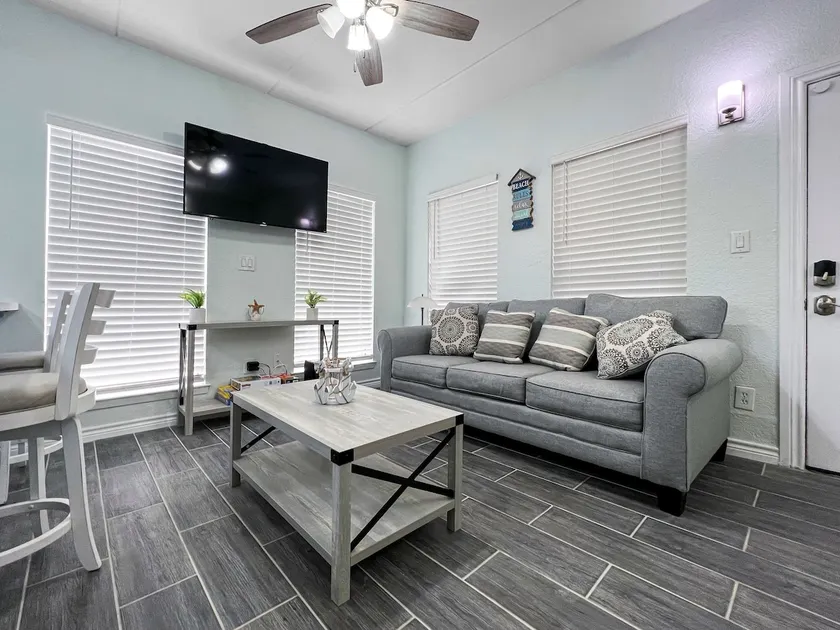 Comfy Condo Fully Equipped 1min Beach Access - Image 1