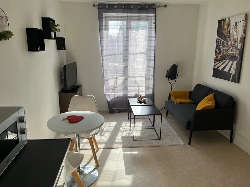 Nice F2 in Châteauneuf-sur-Loire - Image 1