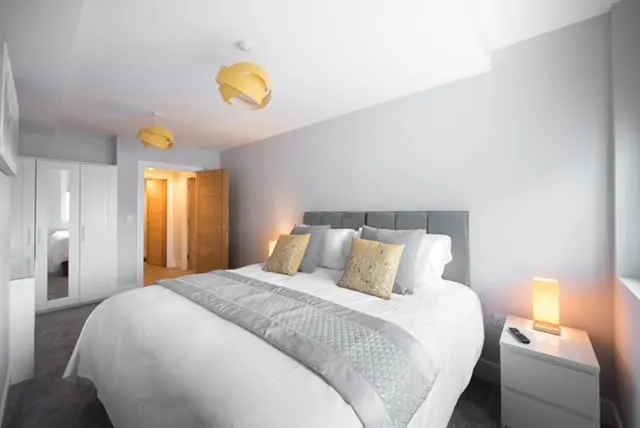 S/KING BED ONE BEDROOM FLAT - Image 1