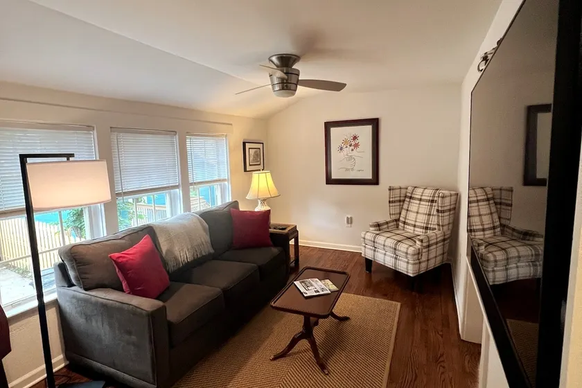 Charming Pet-Friendly Guesthouse in Avondale - Image 1