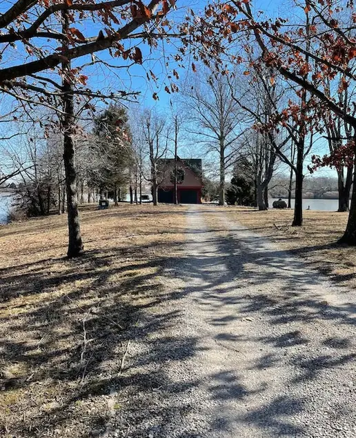 Lake & Oaks Hideaway- Hidden Cabin on Private Lake - Image 1