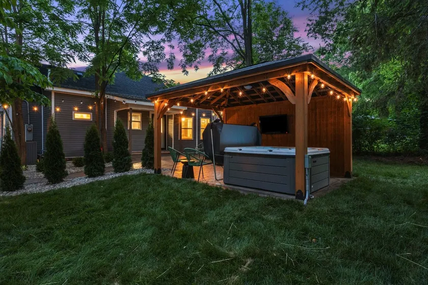The Luxe/Hot Tub/12min to Horse Park/30 Min to Ark - Image 1