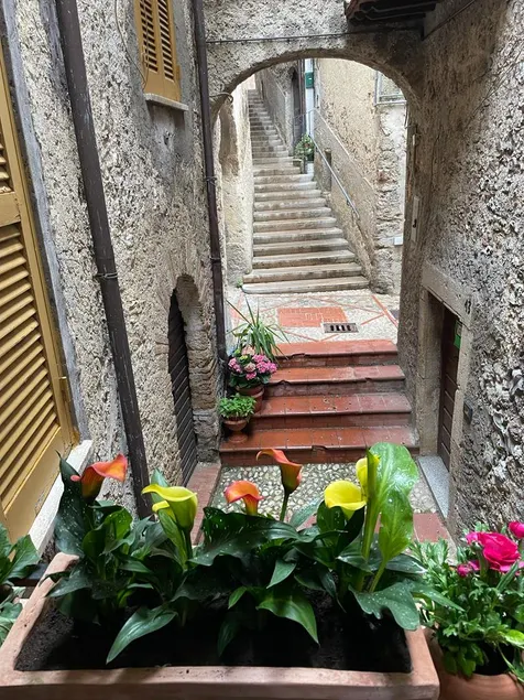 Elegant love nest in the village - Image 1