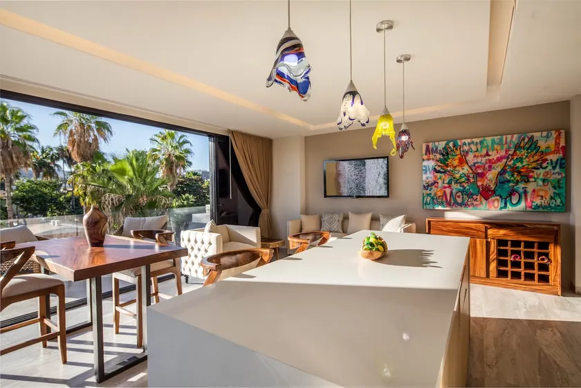 Downtown Condo With Great Views, Shared Pool, Hot Tub, & Grill - Image 1