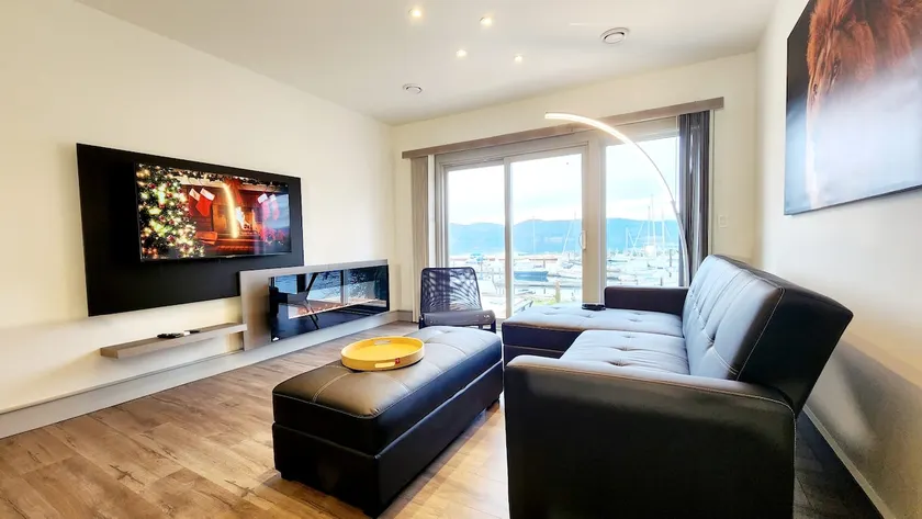 Breathtaking 3 Bedroom Waterfront Marina Paradise! - Image 1