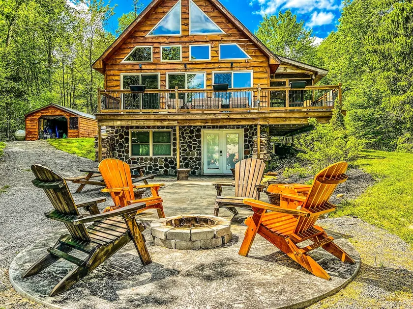Cozy Chalet retreat on Lake Pennock - Image 1