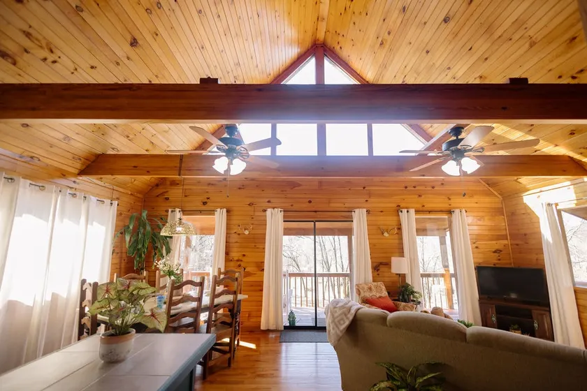 Cozy Creekside Cabin - Sleeps 6 - Perfect for campfire memories - Image 1