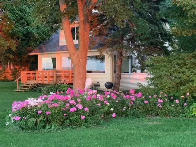 Lake Winnebago Sunset Cottage - Image 1
