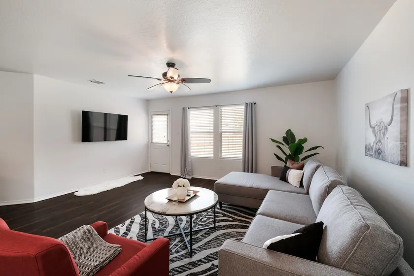 King-size Bed, EV Charging, Private Backyard - Image 1