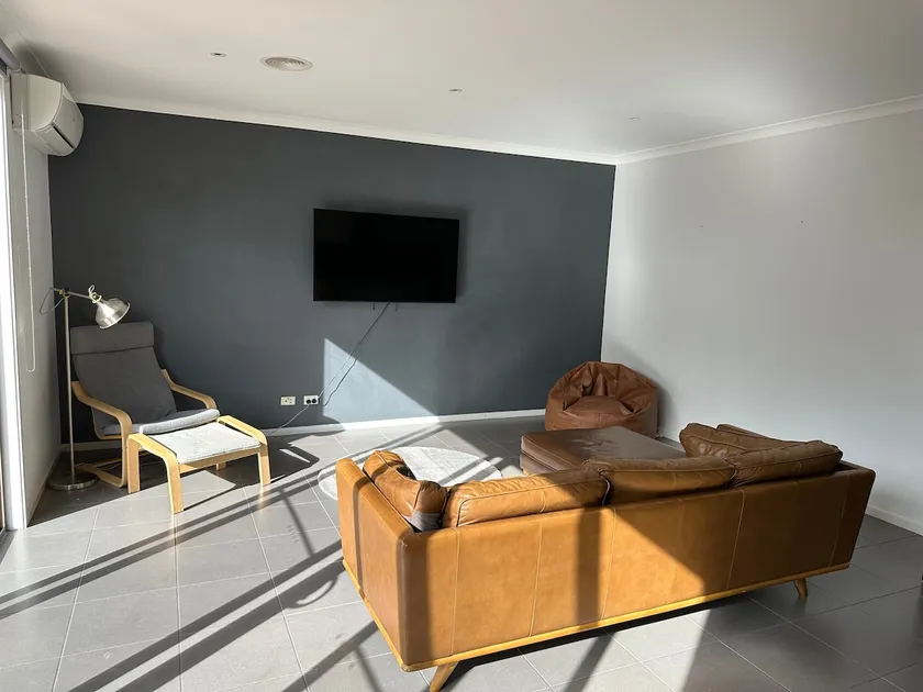Modern 3 bed 2 bath house, parking and outdoor space - Image 1